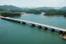 Công ty CP Cầu 12 và Công ty CP Xây dựng Cầu 75 từng liên danh thực hiện Gói thầu Thi công xây dựng cầu Cẩm Hải (Quảng Ninh). Ảnh: Đỗ Phương