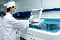 Một số hãng cho, tặng máy xét nghiệm hệ đóng, nên cơ sở y tế phải mua vật tư hóa chất của hãng đó với giá không cạnh tranh. Ảnh: Lê Tiên