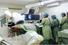 Các bác sĩ của Bệnh viện Thống Nhất đang thực hiện kỹ thuật vẽ bản đồ điện học trong tim (Ensite) cho bệnh nhân