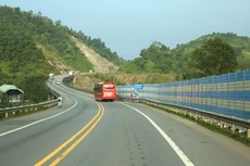 Cải thiện hạ tầng giao thông sẽ giúp Việt Nam trở thành trung tâm vận tải tại khu vực ASEAN. Ảnh: Lê Tiên