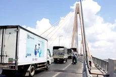 Cầu Rạch Miễu chỉ có 2 làn xe nên thường xuyên quá tải, ùn tắc giao thông. Ảnh: Bắc Bình