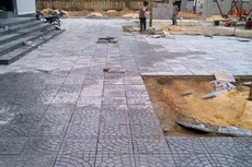 Tại Gói thầu số 5A, chủ đầu tư và nhà thầu đã lập Biên bản nghiệm thu công trình hoàn thành bàn giao đưa vào sử dụng khi chưa thi công xong sân lát gạch, bồn hoa… Ảnh minh họa: Hoài Tâm