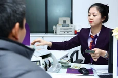 Người tiêu dùng nên ưu tiên thực hiện giao dịch vay tại các công ty tài chính, ngân hàng đã được Ngân hàng Nhà nước cấp phép. Ảnh: Lê Tiên