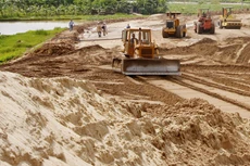 Thi công đường giao thông là một trong những thế mạnh của Công ty Xây dựng và Thương mại Gia Lâm . Ảnh: Tường Lâm