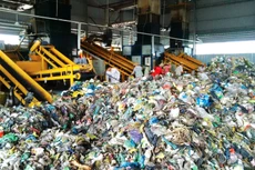 UBND TP.HCM đưa ra chỉ tiêu cuối năm 2020 có 50% khối lượng rác thải sinh hoạt được xử lý bằng công nghệ đốt phát điện. Ảnh: Hà Hương