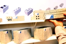 Để thúc đẩy DN sản xuất vật liệu xanh, trước hết Nhà nước cần xây dựng cơ chế, chính sách phù hợp để thúc đẩy thị trường mua sắm xanh. Ảnh: Lê Tiên