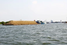 Trong thời gian qua, các dự án nạo vét luồng đường thủy theo hình thức xã hội hóa ít được cấp phép do phát sinh tình trạng tận thu cát. Ảnh: Tiên Giang