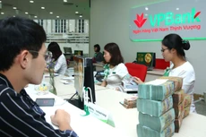 Các ngân hàng thương mại đã phát hành thành công hàng chục nghìn tỷ đồng trái phiếu kỳ hạn 3 - 5 năm với lãi suất cố định 6,3 - 7,7%/năm. Ảnh: Lê Tiên