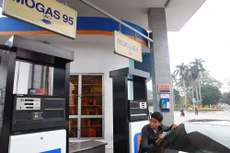 Ở 2 kỳ điều hành gần nhất, dù giá xăng dầu thế giới biến động tăng mạnh nhưng giá xăng dầu trong nước vẫn không tăng. Ảnh: Tường Lâm