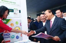 Thủ tướng Nguyễn Xuân Phúc thăm gian trưng bày của Báo Đấu thầu tại Hội báo toàn quốc 2019. Ảnh: Lê Tiên