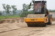 Gói thầu xây lắp số 01 San lấp mặt bằng thuộc Dự án Đầu tư hạ tầng kỹ thuật Cụm Y tế Tân Kiên, huyện Bình Chánh, TP.HCM. Ảnh: Nhã Chi