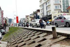 Trục đường từ Khách sạn Thắng Lợi đến cầu Nhật Tân còn nhiều đoạn đường nhỏ hẹp, chênh cao lớn, mất an toàn giao thông. Ảnh: Phan Linh