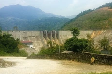 Lưu lượng nước về hồ thấp, sản lượng điện giảm khiến nhiều doanh nghiệp thủy điện giảm lợi nhuận, thậm chí thua lỗ. Ảnh: Lê Tiên