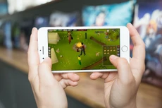 UBND TP.HCM đề xuất đánh thuế tiêu thụ đặc biệt với điện thoại di động, camera, nước hoa, mỹ phẩm, dịch vụ kinh doanh game, dịch vụ thẩm mỹ. Ảnh: Hằng Hà