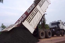 Công ty CP Kim khí Thành Đô không nộp bảo lãnh dự thầu tại Gói thầu TTB1-2019 Thuê 5 xe ô tô tải tự đổ khung cứng vận chuyển đất đá, trọng tải 90 - 100 tấn. Ảnh: Quang Tuấn