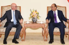 Thủ tướng Nguyễn Xuân Phúc tiếp Trưởng Đại diện thường trú IMF tại Việt Nam, ông Jonathan Dunn. Ảnh: Nhật Bắc