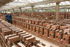 Sản xuất kinh doanh của Viglacera Đông Triều gặp khó khăn do áp lực cạnh tranh, sản phẩm tiêu thụ chậm. Ảnh: Tường Lâm