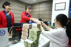 Việc mở rộng nguồn thu, quản lý chi phí hiệu quả… được các ngân hàng thương mại ưu tiên lựa chọn thay vì tăng lãi suất cho vay. Ảnh: Lê Tiên