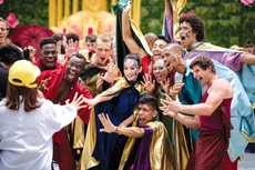 “Vũ hội Ánh Dương” khiến hàng nghìn du khách choáng ngợp trước một “đại tiệc nghệ thuật 5 sao” độc nhất vô nhị