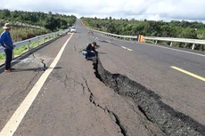 Đoạn đường xảy ra hiện tượng nền đường ngậm nước, phát sinh hư hỏng nền, mặt đường. Ảnh: NC st