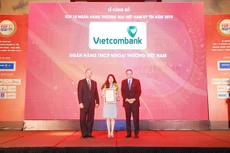 Đại diện Vietcombank (giữa) nhận giải thưởng đơn vị dẫn đầu Top 10 ngân hàng thương mại Việt Nam uy tín năm 2019