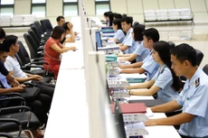 Tăng cường ứng dụng công nghệ thông tin trong xử lý công việc góp phần hạn chế một bước việc lợi dụng quyền lực dẫn đến tiêu cực. Ảnh: Huy Khâm