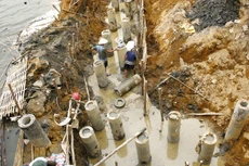 Gói thầu số 12 Gia cố kè Sơn Tây, thị xã Sơn Tây, TP. Hà Nội lựa chọn nhà thầu theo hình thức đấu thầu rộng rãi trong nước. Ảnh: Nhã Chi