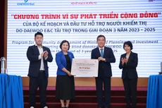 Quỹ Hỗ trợ người khiếm thị do Bộ Kế hoạch và Đầu tư bảo trợ đón nhận khoản tài trợ 3 tỷ đồng từ Tập đoàn Daewoo Engineering and Construction. Ảnh Lê Tiên
