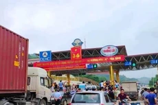 Một số chủ phương tiện không thuộc đối tượng miễn giảm giá vé theo quy định đã tụ tập phản đối, đòi được miễn vé 100% - ảnh Lê Hoàng