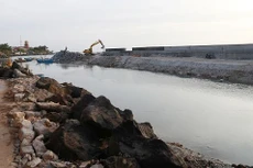 Công trình đê chắn sóng của Dự án Khu neo đậu tránh trú bão cho tàu cá đảo Phú Quý. Ảnh: Đức Thâu