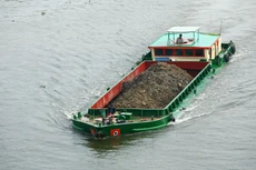 Dự thảo Nghị định đang được Bộ GTVT đưa ra lấy ý kiến đề xuất cắt giảm 27 trong số 32 điều kiện đầu tư, kinh doanh trong lĩnh vực đường thủy nội địa. Ảnh: Nhã Chi