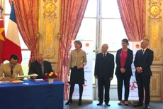 Chủ tịch Tập đoàn FLC Trịnh Văn Quyết (trái) và Phó Chủ tịch Airbus phụ trách thương mại Eric Schulz (phải) ký kết hợp đồng thoả thuận mua 24 máy bay A321NEO cho Bamboo Airways