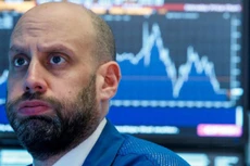 Phản ứng của một nhà giao dịch chứng khoán trên sàn NYSE ở New York trong phiên giao dịch ngày 22/3 - Ảnh: Reuters.