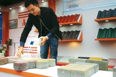 Tỷ lệ vật liệu xây không nung thay thế gạch đất sét nung đã đạt 28%, tiệm cận mục tiêu đến năm 2020. Ảnh: Tiên Giang