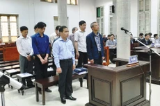 Các bị cáo trong phiên tòa xét xử vụ án vỡ đường ống nước sông Đà. Ảnh: Minh Khang