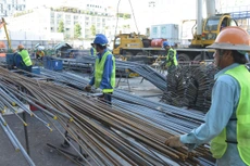 Việc yêu cầu nhà thầu nước ngoài làm thêm 1 bước để xin cấp giấy phép hoạt động xây dựng sau khi đã trúng thầu là không cần thiết. Ảnh: Quang Tuấn