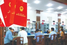 55% người dân trả lời cho biết không phải chi thêm tiền để được nhận giấy chứng nhận quyền sử dụng đất. Ảnh: Hoàng Minh