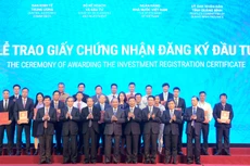 Thủ tướng Nguyễn Xuân Phúc chứng kiến Lễ trao giấy chứng nhận đăng ký đầu tư và biên bản thỏa thuận hợp tác đầu tư cho 66 dự án tại tỉnh Quảng Bình. Ảnh: Hiếu Nguyễn