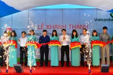 Các đại biểu cắt băng khánh thành đường nông thôn mới trị giá 3 tỷ đồng do Vietcombank tài trợ