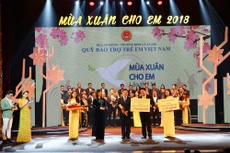 Ông Đào Minh Tuấn đại diện Vietcombank trao tặng số tiền ủng hộ Quỹ Bảo trợ trẻ em Việt Nam. Ảnh: Hồng Quang