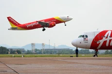 Đường cất hạ cánh và đường lăn tại các cảng hàng không quốc tế Tân Sơn Nhất, Nội Bài bị xuống cấp ngày càng trầm trọng, cần phải được nâng cấp. Ảnh: Tường Lâm