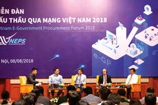 Ông Nguyễn Đăng Trương, Cục trưởng Cục Quản lý đấu thầu (thứ 2 từ bên phải), chủ trì Phiên thảo luận 2 tại Diễn đàn Đấu thầu qua mạng 2018