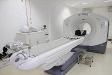 Trong các hợp đồng cung cấp hàng hóa của nhà thầu trúng thầu không có loại thiết bị xạ trị theo yêu cầu của HSMT. Ảnh minh họa: Đức Hoàng