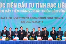 Thủ tướng Nguyễn Xuân Phúc chứng kiến lễ ký kết hợp tác giữa UBND tỉnh Bạc Liêu với các nhà đầu tư. Ảnh: Quang Hiếu