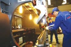 Chính sách thay đổi không thể chỉ trên mặt giấy mà phải thay đổi trên hành động, nghĩa là phải đồng hành cùng doanh nghiệp, thúc đẩy doanh nghiệp phát triển. Ảnh: Lê Tiên