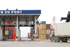 Thời gian thông quan hàng hóa đã được rút ngắn, còn 70 giờ đối với hàng xuất khẩu và 90 giờ đối với hàng nhập khẩu. Ảnh: Lê Tiên