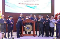 Ông Hồ Hùng Anh, Chủ tịch HĐQT Techcombank, đánh cồng chào mừng cổ phiếu TCB niêm yết trên HOSE. Ảnh: Internet