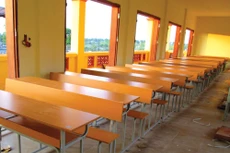 Gói thầu Mua doanh cụ do Công an tỉnh Trà Vinh mời thầu, có giá trên dưới 1 tỷ đồng, trong đó bàn làm việc, ghế làm việc, giường ngủ đều bằng chất liệu gỗ. Ảnh: Hoài Tâm