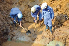 Từ tháng 2/2012 đến tháng 10/2016, tuyến ống của hệ thống cấp nước sông Đà đã 18 lần bị vỡ. Ảnh: Lê Quân