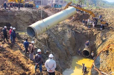 Việc vỡ ống nước sông Đà dẫn tới 177.000 hộ dân bị mất nước sinh hoạt trong 386 giờ. Ảnh: Ngọc Thắng